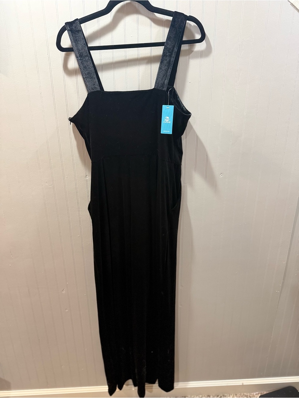 Black Velvet Wide-Strap‎ Jumpsuit